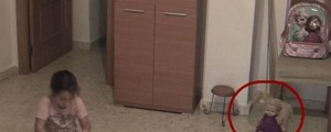 VIDEO: Strašljivo: deklico so napadli duhovi