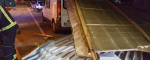 FOTO: Tako je veter odkril streho goriške pošte