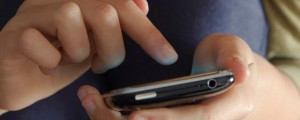 Toži jo, ker je na zmenku tipkala po telefonu