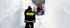 FOTO in VIDEO: Gasilci preiskujejo s snegom zasut hotel; najmanj trije mrtvi