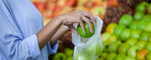 Prepoved brezplačnih plastičnih nosilnih vrečk? Razen izjem le še plačljive
