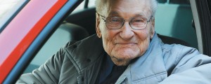 Pri skoraj 100 letih vsak dan za volanom