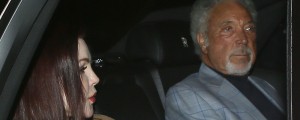 Tom Jones se je zapletel z bivšo ženo Elvisa Presleyja