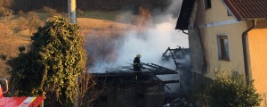 FOTO: Pri Zdolškovih izbruhnil velik požar