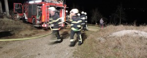 FOTO: Močan veter je hitro razpihal nočni požar
