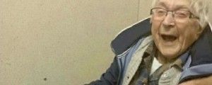 Darilo za 100. rojstni dan: lisice in zapor
