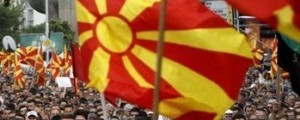 Krvavo: V parlament vdrli protestniki