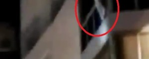 VIDEO: 5-letnica se je še komaj držala za ograjo balkona