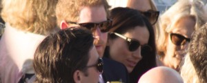 FOTO: Princ Harry z dekletom na prijateljevi poroki