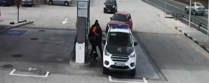 VIDEO: Skoraj zbil policista