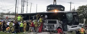 Vlak trčil v avtobus; štirje mrtvi