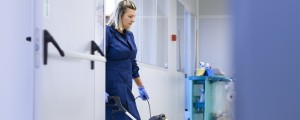 Išče se doktor z desetimi leti izkušenj za 574 evrov neto
