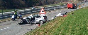 Po čelnem trčenju življenje 51-letnika visi na nitki