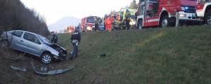 Avto je poletel čez jarek, voznika vrglo iz vozila