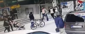 VIDEO: Takšna kazen ga je doletela, ker je mami poskušal iztrgati otroka