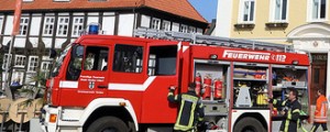 S plinsko jeklenko v avtu v vrata mestne hiše
