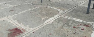 Rok je 29-letnika poskušal umoriti kar pred barom