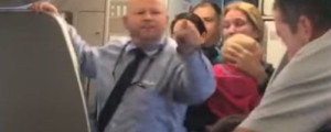 VIDEO: Nasilni stevard se je spravil nad žensko z otrokom