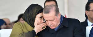 V nekaj urah zapravila 44 tisoč evrov: Kdo je Erdoganova žena?