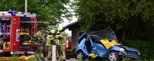 FOTO: Zletela s ceste in ostala ukleščena v vozilu