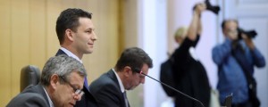 Petrov odstopil po "žalostnem" dnevu v parlamentu