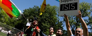 VIDEO: Erdoganovi varnostniki premlatili protestnike s kurdsko zastavo
