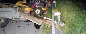 31-letnik silovito trčil v priklopno vozilo
