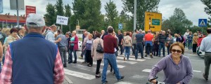 FOTO: Protest na Vrhniki: s človeško verigo zaprli Tržaško
