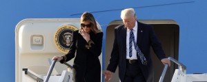 VIDEO: Kaj se dogaja? Melania Donalda spet pustila viseti