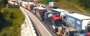 Neverjetno! Po verižnem trčenju je bila kolona dolga skoraj 25 kilometrov