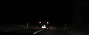 VIDEO: Takole je vijugal po obeh straneh cestišča