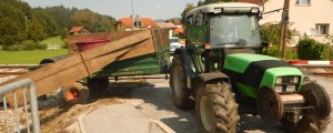 Traktoristu se je pokvaril menjalnik, trk z vlakom je bil neizogiben