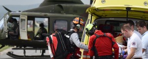 S kombijem silovito trčil v Darsovo vozilo, delavca s helikopterjem prepeljali na ljubljansko urgenco