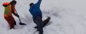 VIDEO: Avstrijska delavca iz bele pasti rešila nemočnega gamsa