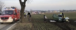 Bolnega sinčka peljala k zdravniku in trčila direktno v drevo
