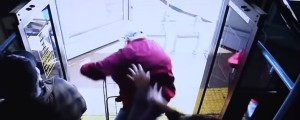 VIDEO: Starostnika pahnila iz avtobusa, po padcu umrl v bolnišnici