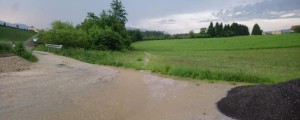 VIDEO in FOTO: Hudourniški vodotoki ohromili cesto proti Mariboru, strela treščila v omarico, ...