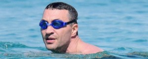 Legendarnega boksarja reševali z goreče jahte