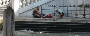 FOTO: Tega nikar ne počnite v Benetkah! Turista plačala 950 evrov kazni