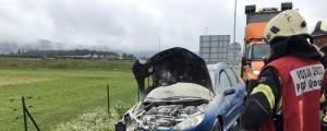 FOTO: Na dolenjski avtocesti trčil v drog in zagorel