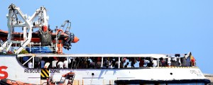 FOTO: Salvini "proti svoji volji" na kopno vendarle dovolil mladoletnikom