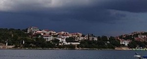FOTO in VIDEO: Nad Istro so se zgrnili oblaki, v dveh urah udarilo več kot 11.000 strel