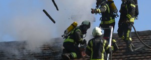 FOTO: Požar se je iz nape razširil na ostrešje hiše