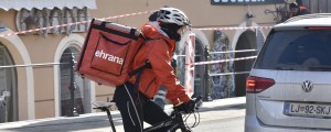 Vse večje povpraševanje po "brezstični" dostavi hrane na dom, a veljajo nekatere omejitve