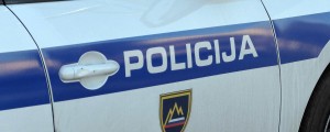 38-letnik iz okolice Ajdovščine doma skrival hladno orožje in drogo