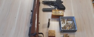 Pri družinskem nasilnežu našli pištolo, puško in cel kup nabojev