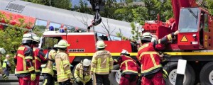 VIDEO: V hudi železniški nesreči na Bavarskem umrlo več ljudi, med žrtvami tudi šolarji in dijaki
