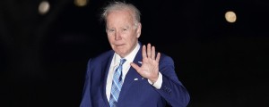 VIDEO: Joe Biden včeraj ni padel po stopnicah, je pa klecnil danes!