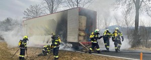 FOTO: Zagorela cirkuška prikolica, v kateri so bili ujeti konj, koze, zajci in morski prašički