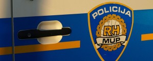 Za volanom pijan policist, v grobu policijski pes